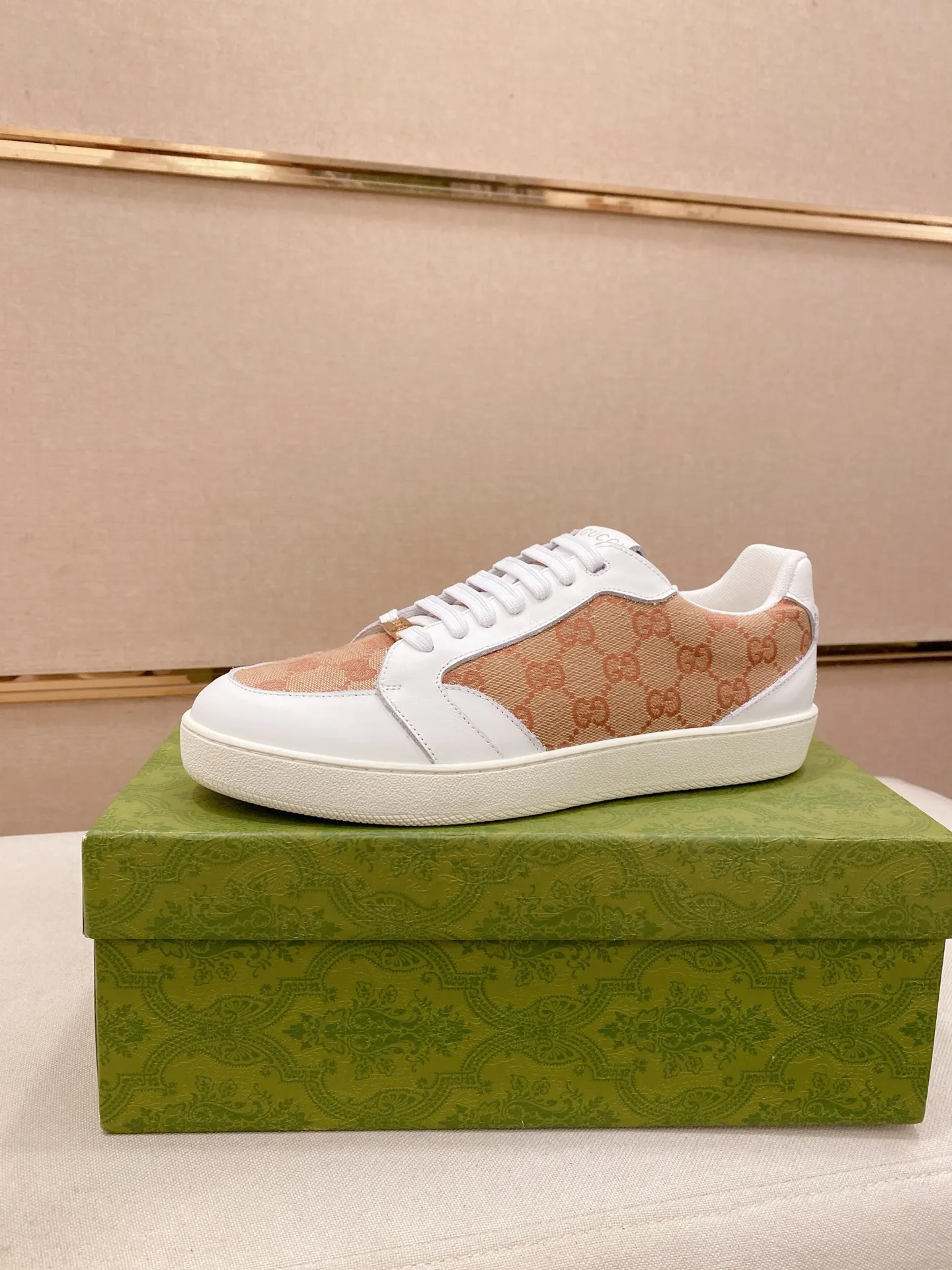 Men's shoes💰 440💰The new GUCCI (Gucci) counters are launched simultaneously. The new men's shoes, 😘fabrics are selected from imported cowhide, and the lining is sheepskin lining. 👍🏿 High-end ☄️ air-cushion molded anti-slip rubber outsole, exquisite lines, simple and elegant, comfortable and high-end for leisure travel. Code number: 38 to 44 (45 can be customized and cannot be returned or exchanged)